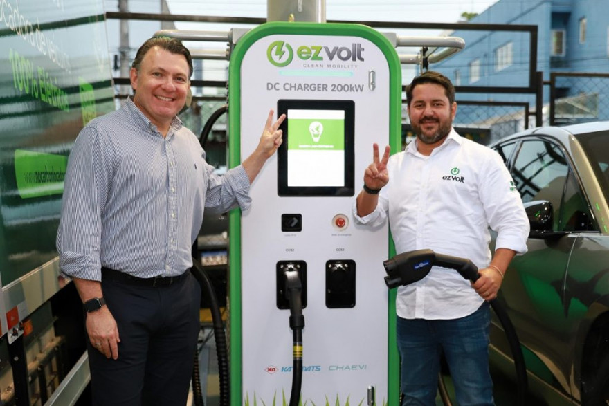 A inauguração do posto 100% elétrico marca também a entrada da EZVolt na Aliança pela Mobilidade Sustentável, iniciativa liderada pela 99 para fortalecer a presença de veículos elétricos no país. Um dos objetivos da Aliança é justamente fomentar a infraestrutura de recarga no Brasil.